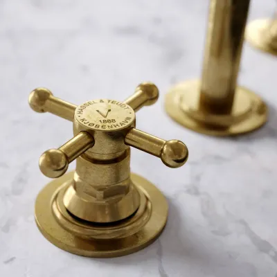 Hassel&Teudt HHV605 S06 - Køkkenblander med svingtud, Poleret Messing Natur