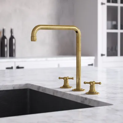 Hassel&Teudt HHV605 S06 - Køkkenblander med svingtud, Poleret Messing Natur