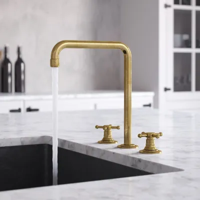 Hassel&Teudt HHV605 S06 - Køkkenblander med svingtud, Poleret Messing Natur