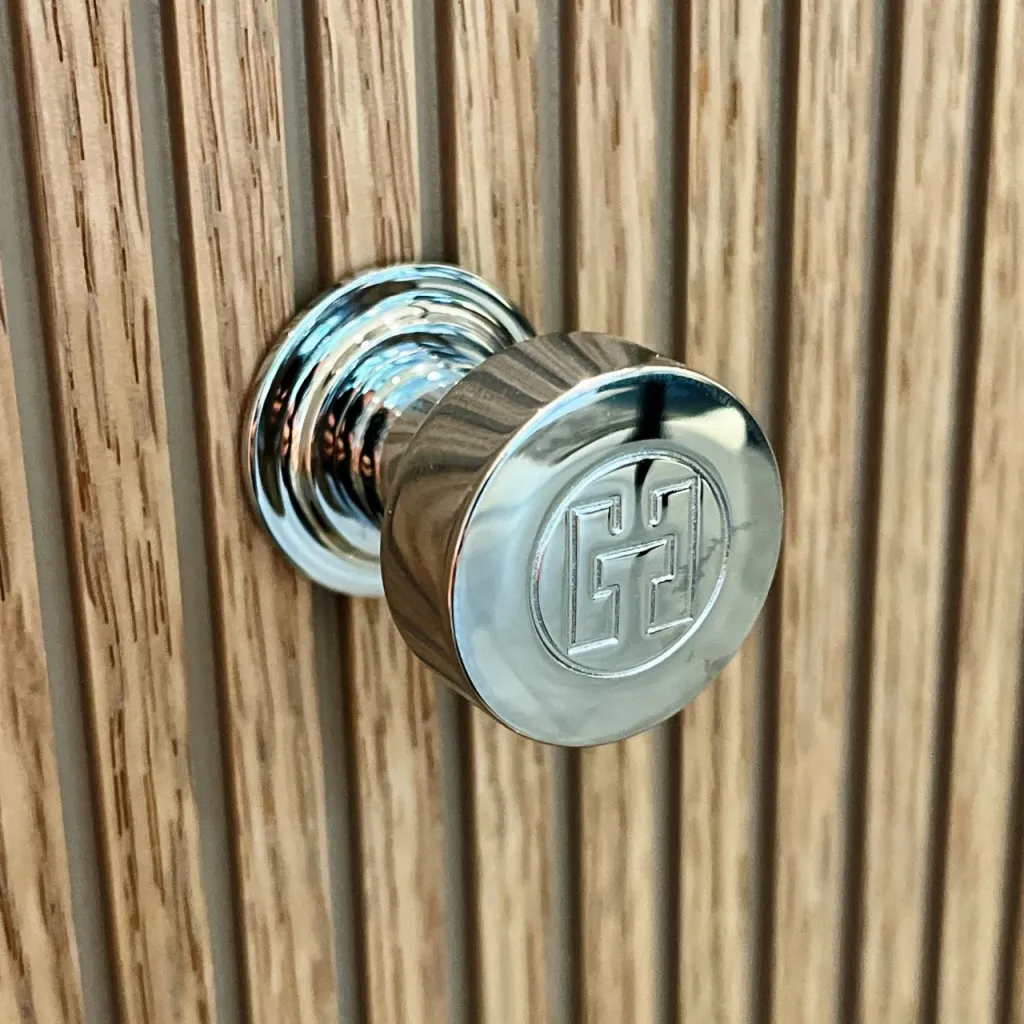 Hassel&Teudt HKN01L - Møbelgreb med H&T logo, Krom