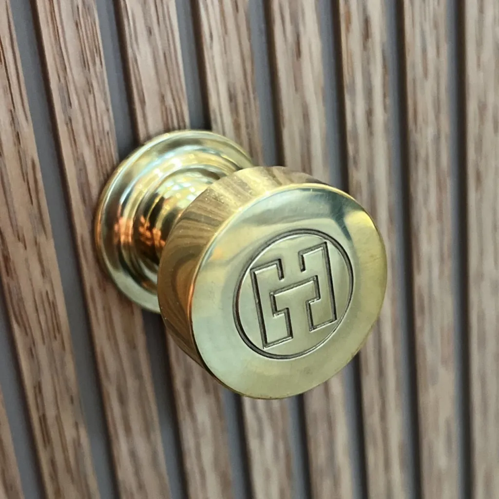 Hassel&Teudt HKN01L - Møbelgreb med H&T logo, Poleret Messing Natur