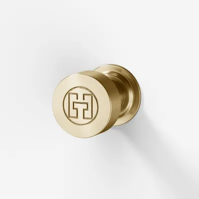 Hassel&Teudt HKN01L - Møbelgreb med H&T logo, PVD Børstet Messing