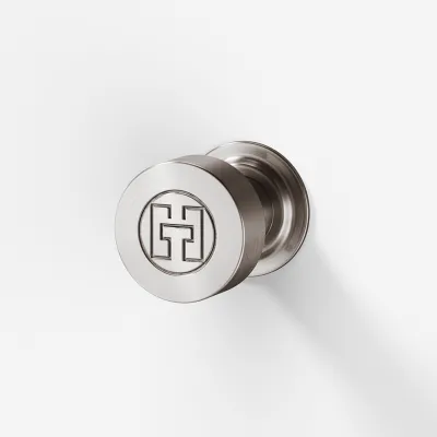 Hassel&Teudt HKN01L - Møbelgreb med H&T logo, PVD Børstet Stål